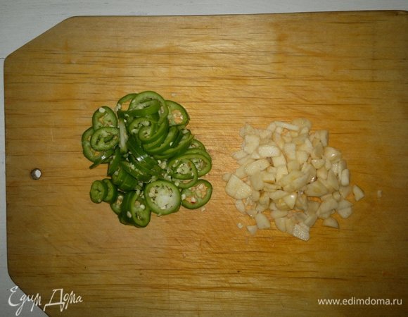 Чеснок очистить, мелко нарезать. Острый перец помыть, нарезать кружками.