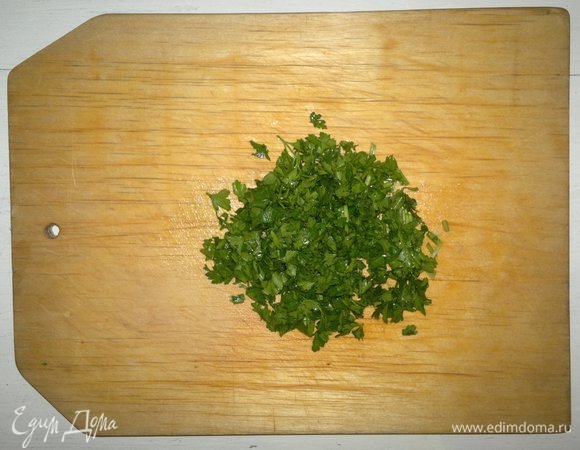 Зелень (кинза, петрушка) вымыть, мелко нарезать.