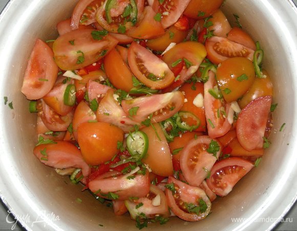 Все нарезанные продукты сложить в стеклянную или эмалированную посуду, перемешать.