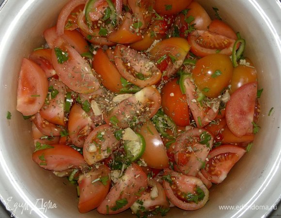 Посыпать приправами. У меня специальная приправа для консервирования овощей. Вы можете использовать свои любимые специи.