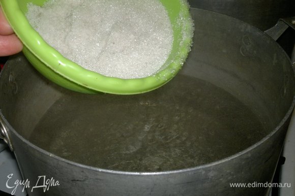 Для маринада в теплую воду всыпать смесь соли и сахара, размешать, довести до кипения.