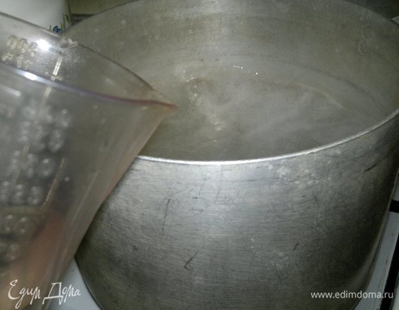 В кипящий маринад влить уксус, выключить огонь.