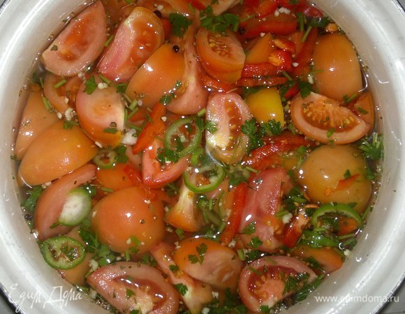 Кипящим маринадом залить овощи в кастрюле. Остудить до комнатной температуры. Затем поставить в холодильник. Время приготовления зависит от спелости помидоров. Чем спелее помидоры, тем быстрее они будут готовы. Мои помидоры были готовы уже на следующий день.