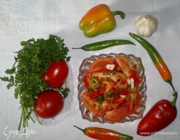 Острая закуска из бурых помидоров готова. Можно подавать ее к мясу, рыбе, любым несладким блюдам, несладкой выпечке.