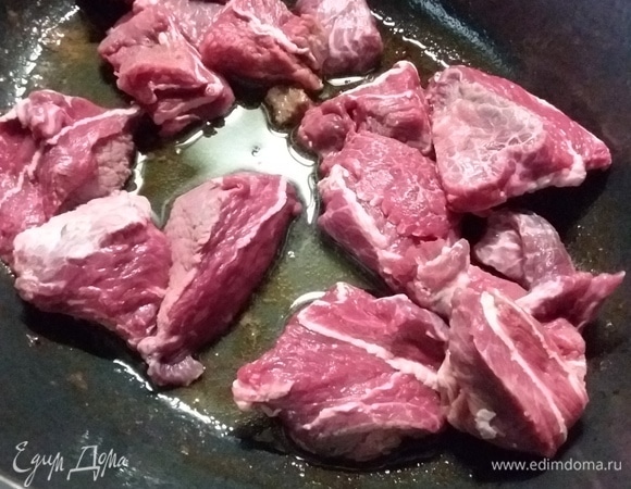 Щеки в моем рецепте говяжьи, но в ингредиентах я нашла только телячьи. Соответственно говяжьи щечки крупнее, их понадобится приблизительно 1 кг. И готовятся они дольше. Мясо промыть, обсушить и нарезать на кусочки. Вот эти белые прожилки могут показаться жилками. Но когда мясо разварится, они превращаются в очень нежные прослойки, которые и делают это мясо уникальным. В посудине с толстым дном разогреть масло и обжарить порционно (не все сразу) кусочки мяса.