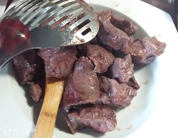 Обжаренное мясо переложить на тарелку.