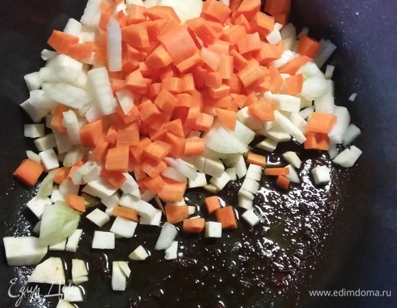 Когда мясо прожарилось, в этой же посуде следует обжарить нарезанные кубиком овощи. По необходимости добавить подсолнечное масло.