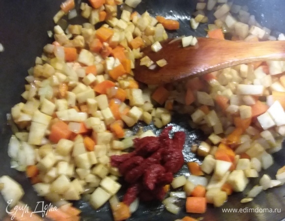 Добавить томатную пасту и обжарить вместе с овощами.