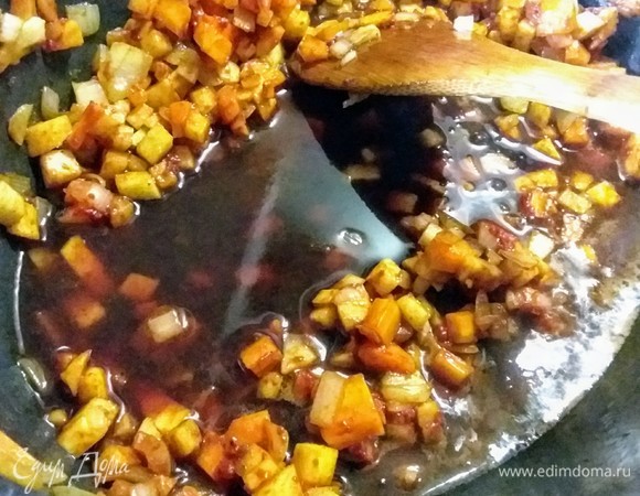 Влить портвейн и бальзамический уксус, дать выпариться алкоголю.