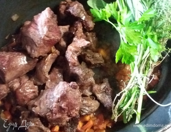 Вернуть мясо в кастрюлю, положить букет гарни. Сегодня он у меня состоит из розмарина, тимьяна, лаврового листа, шалфея и петрушки. Всего по несколько веточек.