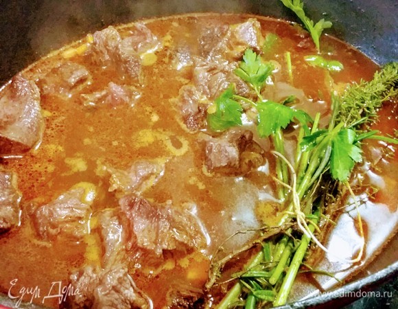 Влить бульон (в идеале говяжий, у меня вода). Добавить соль и перец. Количество жидкости должно быть достаточным, чтобы мясо могло тушиться в течение нескольких часов. По необходимости нужно долить бульон. Тушить под крышкой 2,5–3 часа до готовности мяса.
