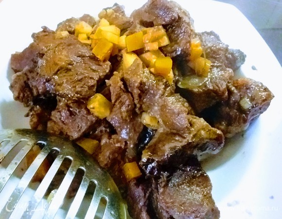 Когда мясо будет готово, его нужно вынуть шумовкой на тарелку. Вместе с мясом вы достанете и овощи. Приблизительно половину овощей оставьте в кастрюле и сделайте соус при помощи погружного блендера. Можно протереть через сито.