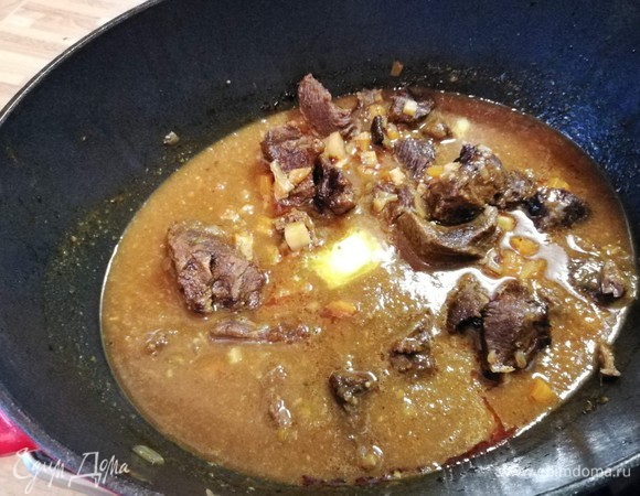 Верните мясо и овощи обратно в кастрюлю, попробуйте на соль и перец. По желанию можно добавить кусочек холодного сливочного масла, оно загустит соус. Блюдо готово.