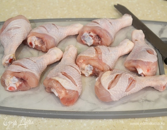 Сделайте острым ножом несколько надрезов, чтобы мясо лучше пропиталось маринадом.