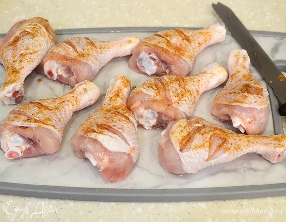 Натрите голени полученным соусом. Оставьте на 10 минут.