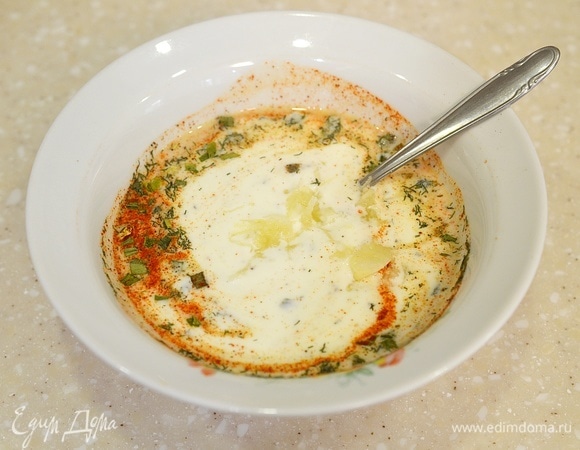 Добавьте натертый чеснок и имбирь.