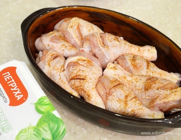 Голени выложите в жаропрочную форму.