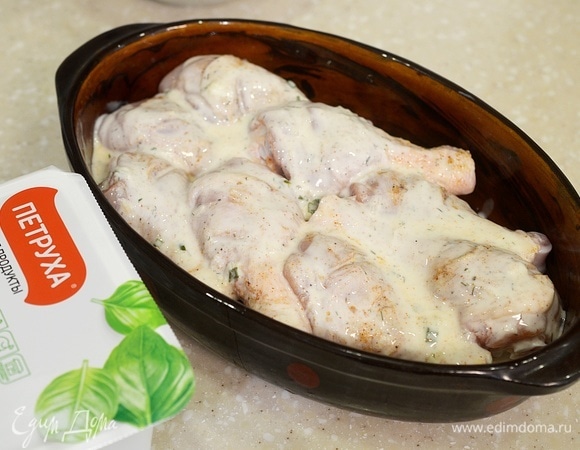 Обильно смажьте кефирным соусом.