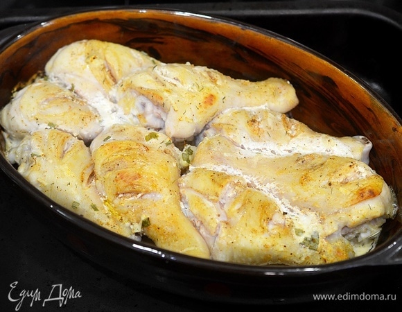 Поставьте в разогретую до 200°C духовку на 50 минут. Смазывайте кефирным соусом курицу во время запекания еще 2–3 раза.