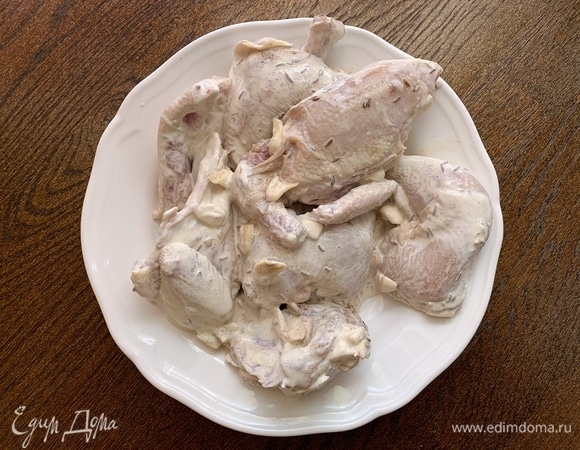 Цыплят разрезаю на порционные кусочки. Делаю соус: смешиваю сливки, сметану, соль, тмин, джем, очищенные дольки чеснока; хорошо все перемешиваю и добавляю вино. Промазываю цыплят соусом.