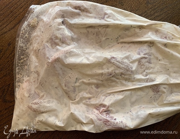 Кладу в пакет. Оставляю в холодильнике на 2 часа, чтобы мясо замариновалось.