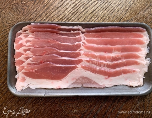 Бекон можно брать любой: сырой, копченый, вяленый. А можно и вовсе заменить его хамоном.