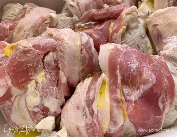 Достаю цыплят, каждый кусочек заворачиваю в бекон.