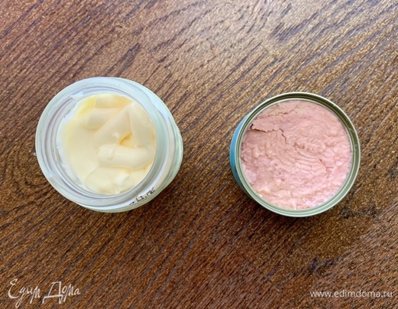 Беру тунец, майонез. Варю яйцо.