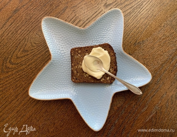 Щедро смазываю хлеб майонезом. 