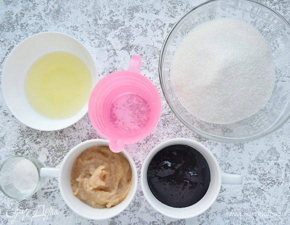 Я заранее подготовила пюре из черной смородины и яблок. Яблоки предварительно запекла в фольге в духовке, разогретой до 180°C, в течение 30 минут. Ягоды черной смородины пюрировала блендером, уварила до испарения лишней влаги и перетерла через сито. Отложила от общей массы 120 г ягодного пюре, всыпала в теплое пюре 200 г сахара, перемешала и оставила до полного остывания и растворения сахара.