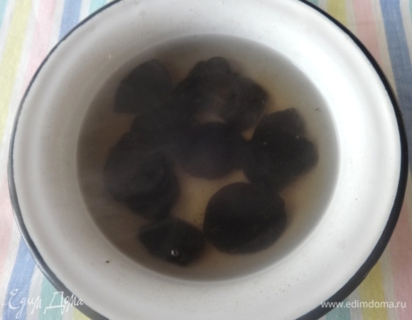 Чернослив промыть под горячей водой, залить кипятком на 15 мин. Затем воду слить, чернослив обсушить и мелко нарезать.