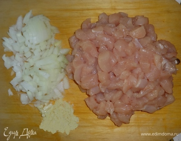 Куриное филе вымыть, обсушить, нарезать мелкими кубиками. Лук, чеснок очистить. Лук мелко нарезать, чеснок натереть на мелкой терке.