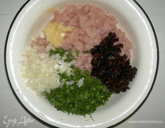 Все подготовленные продукты выложить в миску, перемешать.