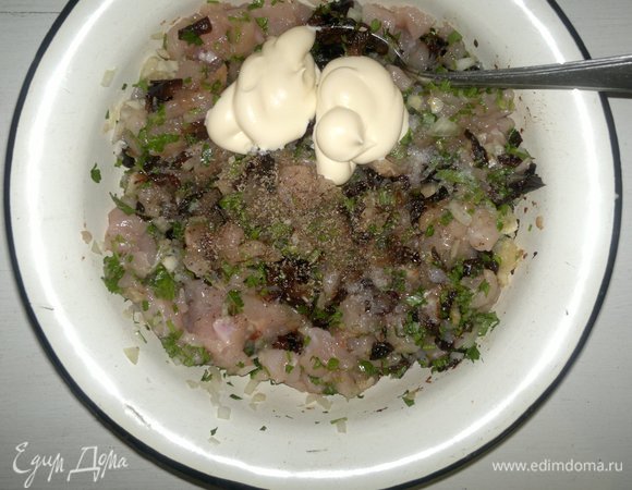 К фаршу добавить приправу для мяса, майонез, соль, перец, еще раз перемешать. Накрыть миску крышкой и поставить в холодильник на полчаса.