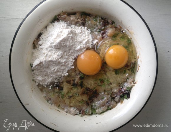 Достать фарш из холодильника. Добавить в него яйца, муку.