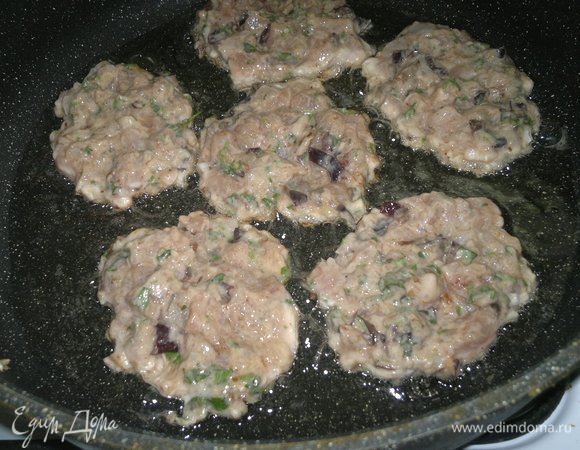 В сковороде разогреть растительное масло. Столовой ложкой выкладывать фарш в форме круглых или овальный оладий. Обжарить сначала с одной стороны до румяности.
