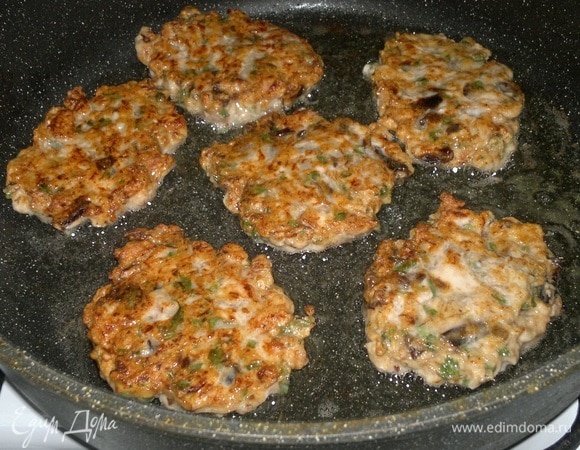 Перевернуть оладьи на другую сторону и обжарить до румяности.