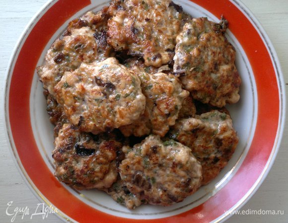 Оладьи из курицы с черносливом и зеленью готовы.