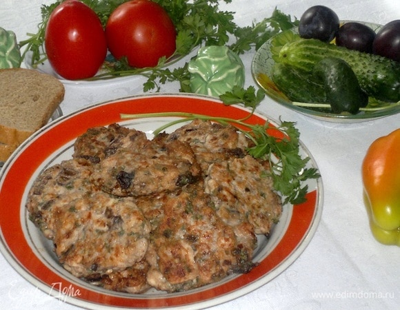 Подать оладьи на стол. На гарнир — картофельное пюре, отварной рис, салат из свежих овощей.