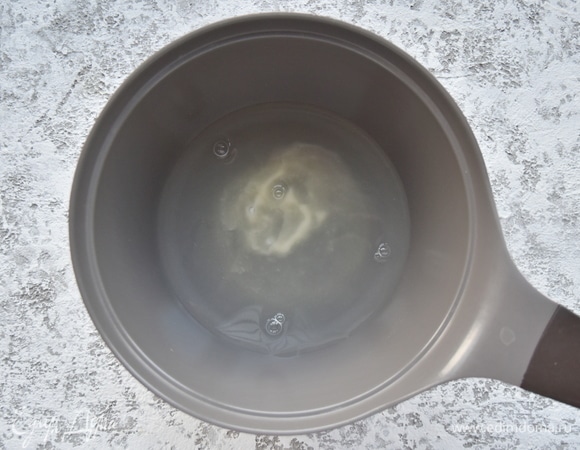 В сотейнике замочила агар-агар в 150 мл воды, оставила на час.