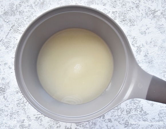 Замоченный агар-агар поставила на огонь, довела до кипения, всыпала 400 г сахара и на среднем огне варила сироп минут 5. Рекомендуемая максимальная температура — 110°C.