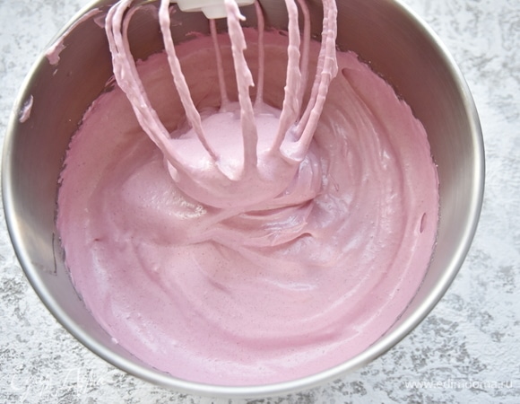 Тонкой струйкой ввела сироп в ягодное пюре, которое продолжала взбивать. Взбивала массу до плотного состояния.