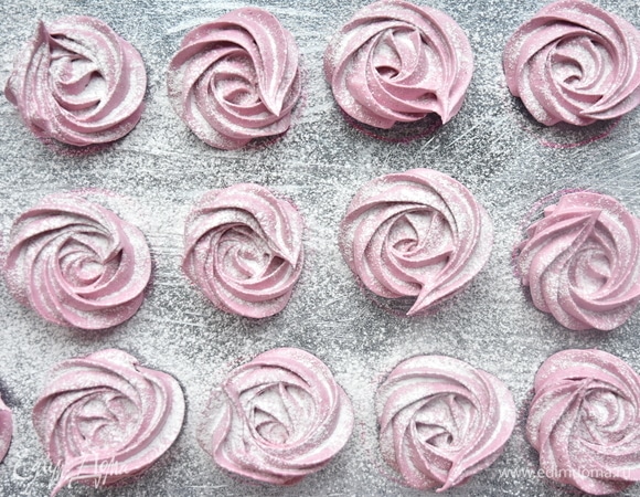 И последний штрих — посыпала сахарной пудрой и соединила попарно половинки зефирок.