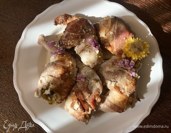 Выкладываю на тарелку. Как видите, кусочки не жирные, а очень хрустящие, красивой формы.