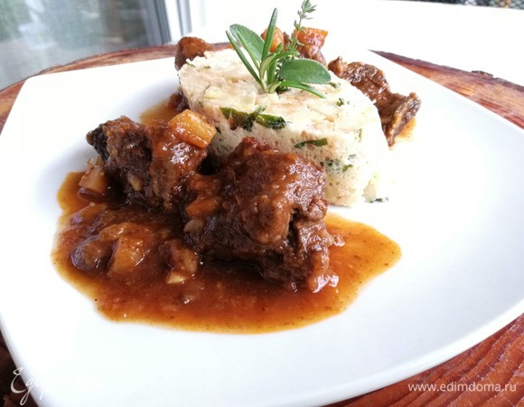 В качестве гарнира я выбрала рецепт баварского кнедля. Подойдет пюре и даже жареный картофель.