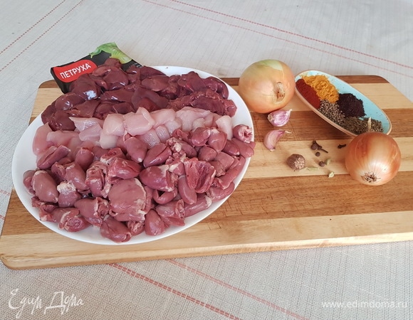 Начнем с подготовки специй, чтобы потом не отвлекаться и не пережарить мясо. Вычистить зернышки кардамона из семенных коробочек в ступку. Туда же добавить все немолотые специи — гвоздику, душистый перец, семена кориандра и зиры (желательно-обязательно!). Пестиком растолочь специи в порошок, натереть в него примерно с четверть чайной ложки мускатного ореха и перемешивать. Специи подготовлены, пора переходить к мясной составляющей. Состав и пропорции специй не являются догмой.