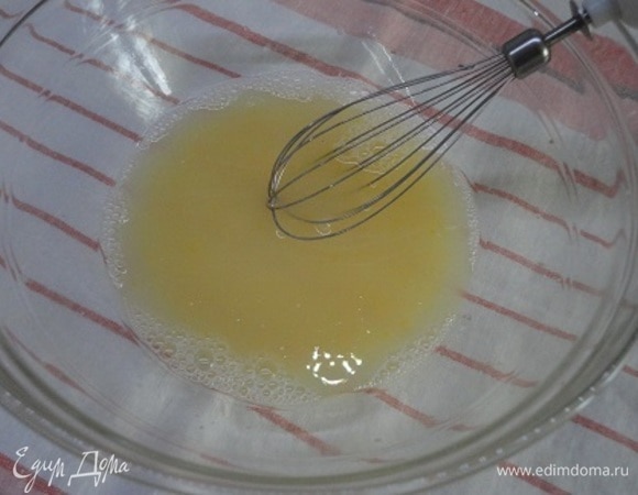 Для теста смешать воду с яйцом, солью и содой.