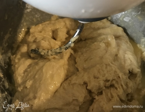 В последнюю очередь добавить растопленное сливочное масло. Хорошо вымесить. Достать тесто из чаши. Муку больше добавлять не нужно. Тесто получается довольно липкое. Чтобы оно не липло, руки нужно смазать растительным маслом.