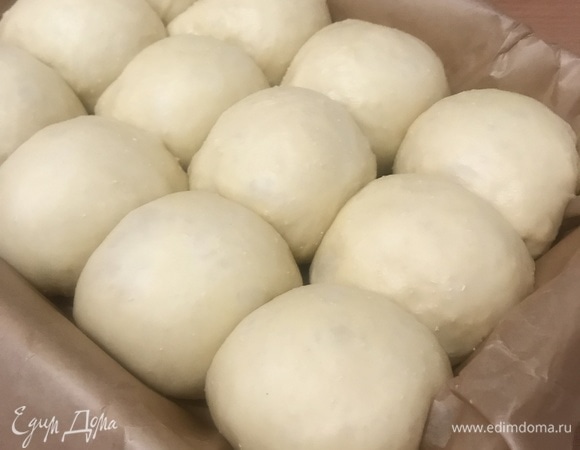 Дать тесту подняться в течение еще 20 минут. Духовку разогреть до 180°C. Поместить булочки в духовку и выпекать 20 минут.