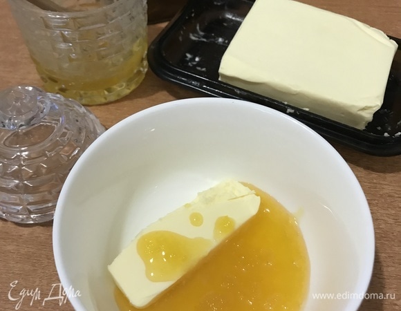 Пока булочки пекутся, нагреть в микроволновке смесь меда и сливочного масла для глазури.